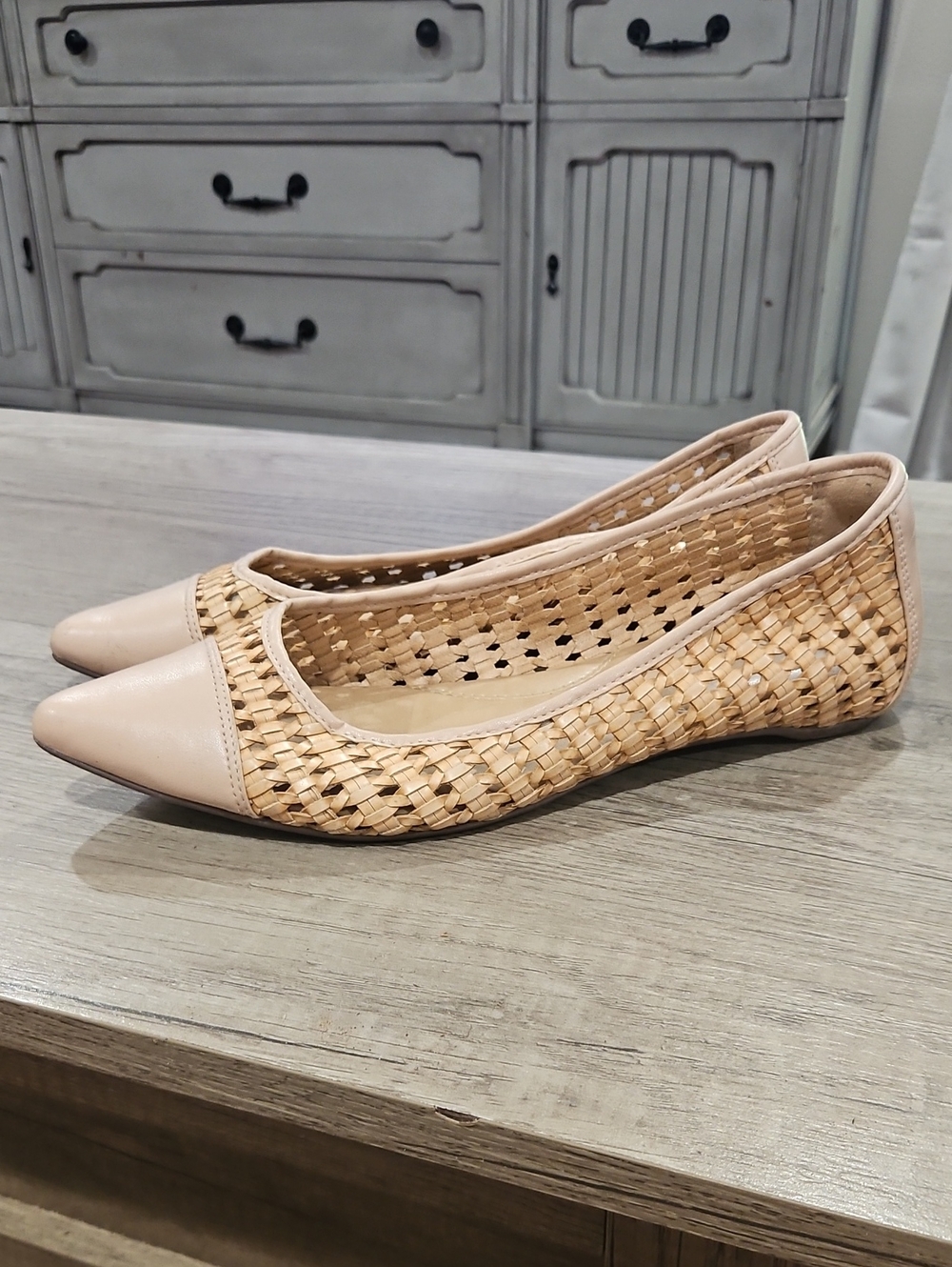 Anacapri nude woven pointed-toe flats featuring a solid capped toe size 7.5